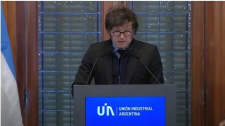Javier Milei, con industriales: defendió la gestión, anunció el final del Impuesto PAIS y dejó un fuerte mensaje a empresarios imagen-4