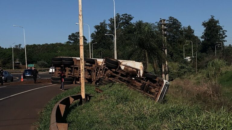 Garupá: camión sin frenos despistó en la ruta 105 y rotonda acceso al Bypass imagen-42