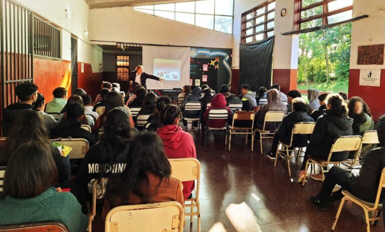 Alumnos del CEP N° 8 de Oberá participaron de un taller sobre ciberbullying a cargo de la Policía Comunitaria imagen-32