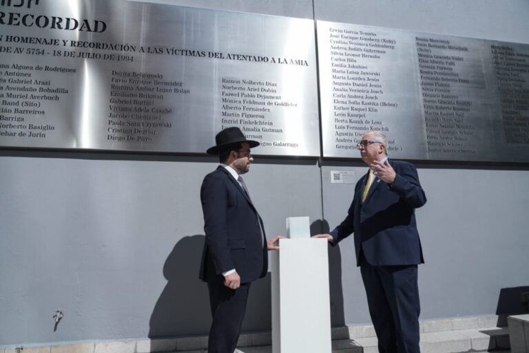 Passalacqua visitó la Amia y rindió homenaje a las víctimas del atentado imagen-36