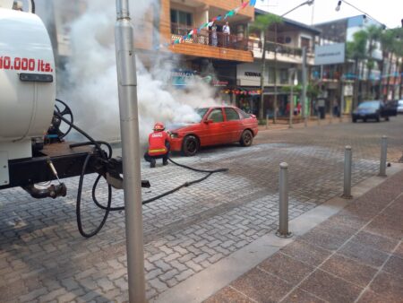 Un vehículo se incendió en pleno centro obereño imagen-6