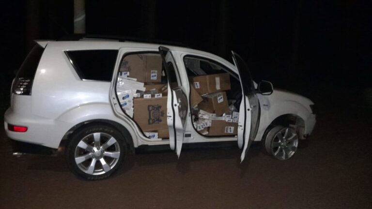 Secuestraron un auto robado, abarrotado con cigarrillos de contrabando Secuestraron un auto robado, abarrotado con cigarrillos de contrabando imagen-4