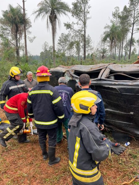 Automovilista despistó, volcó sobre ruta 103 y debió ser rescatado por los bomberos imagen-10