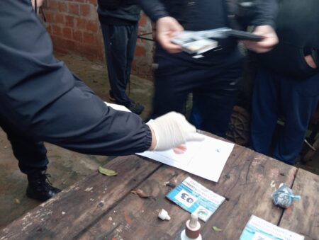 Allanaron una vivienda en Jardín América y secuestraron marihuana Allanaron una vivienda en Jardín América y secuestraron marihuana imagen-5