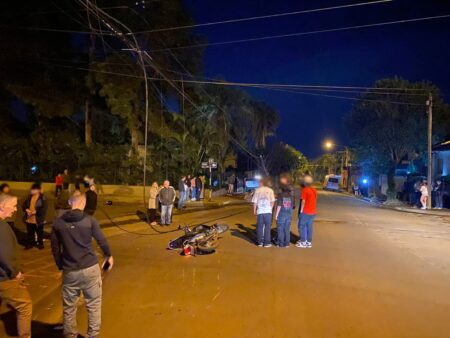 Automovilista intentó esquivar una moto y chocó varios postes de luz y árboles imagen-10