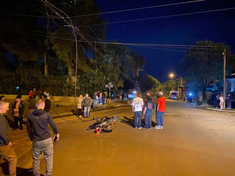 Automovilista intentó esquivar una moto y chocó varios postes de luz y árboles imagen-15