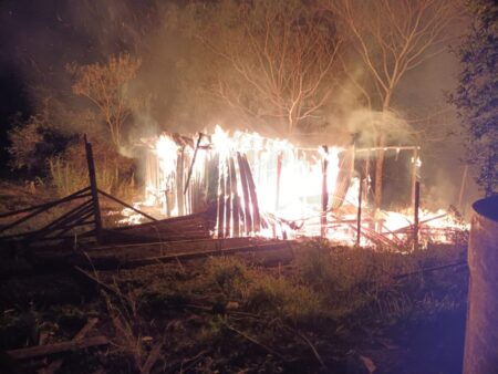 Incendio en Panambí consumió por completo dos galpones de madera imagen-2