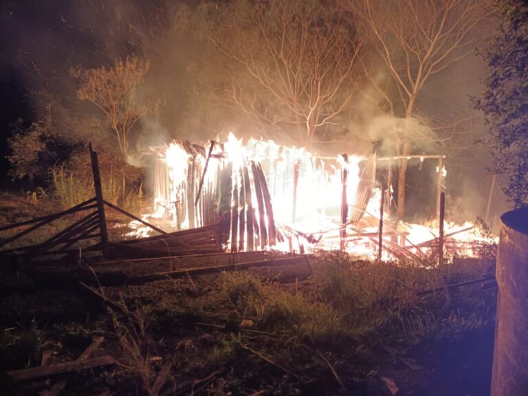 Incendio en Panambí consumió por completo dos galpones de madera imagen-44