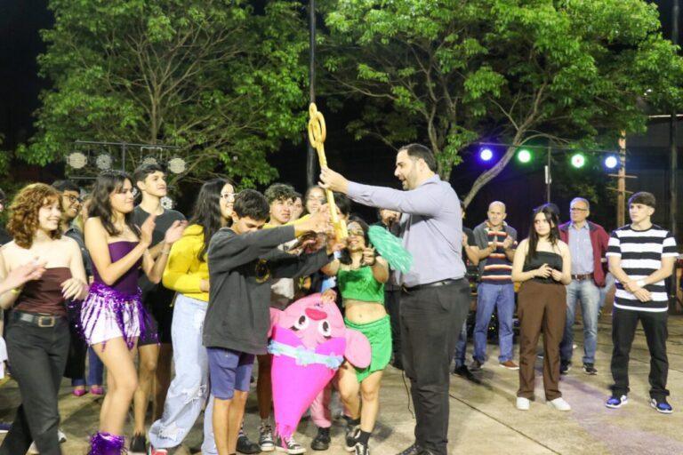 Una multitud acompañó el inicio de la estudiantina en Alem imagen-24