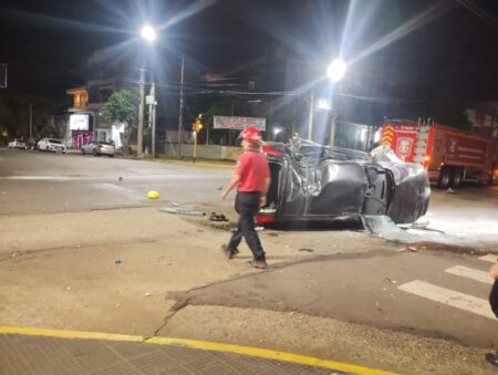 Despiste y vuelco en avenida de Posadas, un lesionado imagen-4