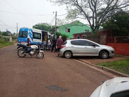 Circulaba con sus hijas en la moto y todas se lesionaron al chocar con un auto imagen-10