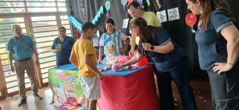 La Clínica del Juguete llevó diversión y regalos a la Escuela Especial 64 imagen-48