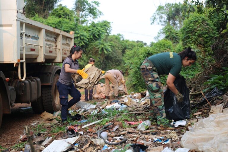 Completaron un camión volcador con los desechos que se arrojan en el Parque Provincial de la Araucaria imagen-35