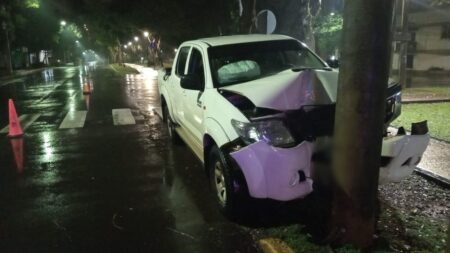 Despistó y chocó contra una columna Despistó y chocó contra una columna imagen-1