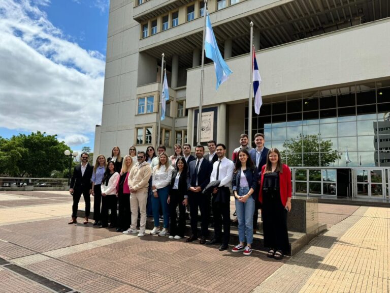 Visita de postulantes a la beca de la Fundación Universitaria Río de la Plata al Edificio de Tribunales imagen-33