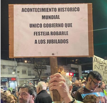 Jubilados se congregaron frente a la Quinta de Olivos contra Javier Milei: "Si compro remedios, no como" imagen-6