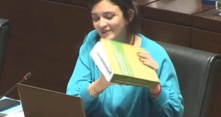 «De Interés parlamentario», libro que condensa normativas para la apicultura "De Interés parlamentario", libro que condensa normativas para la apicultura imagen-1