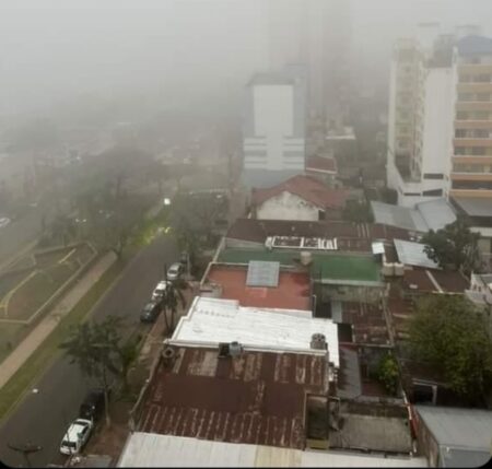 Densa niebla y humo cubrieron Posadas y obligaron a desviar un vuelo comercial a Iguazú Densa niebla y humo cubrieron Posadas y obligaron a desviar un vuelo comercial a Iguazú imagen-8