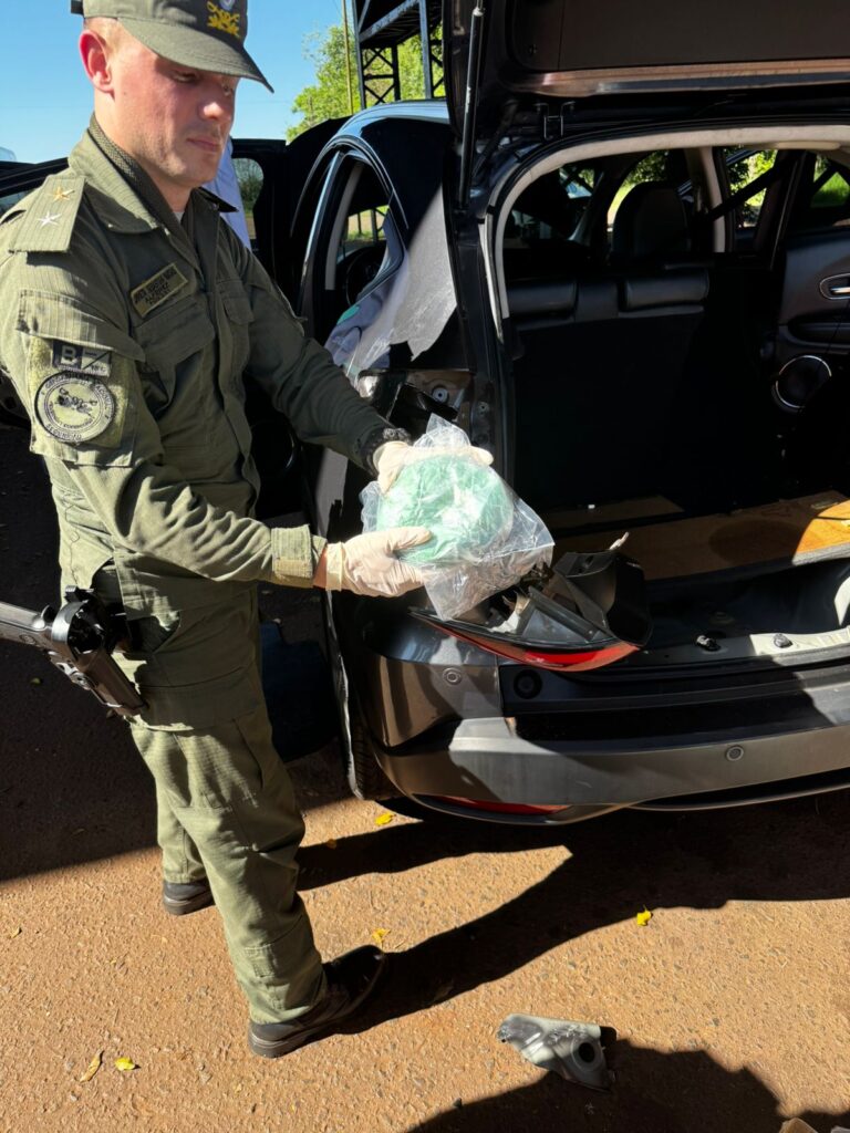 Extraen 81 kilos de cocaína de un doble fondo de un automóvil procedente de Brasil imagen-47