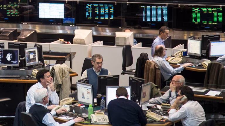 El riesgo país quedó al borde de perforar los 1.000 puntos y el mercado proyecta una mejora de la calificación argentina imagen-8