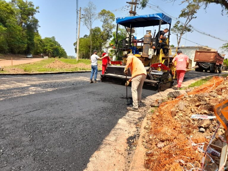 Puerto Iguazú: Vialidad comenzó el asfaltado en la rotonda de avenida Libertad y Su Santidad Francisco imagen-15
