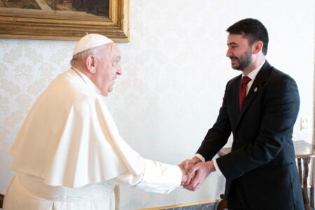 Tras el cruce con el Gobierno por el gas pimienta, el Papa Francisco recibió al secretario de Culto imagen-7