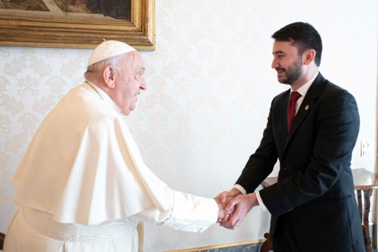 Tras el cruce con el Gobierno por el gas pimienta, el Papa Francisco recibió al secretario de Culto imagen-44