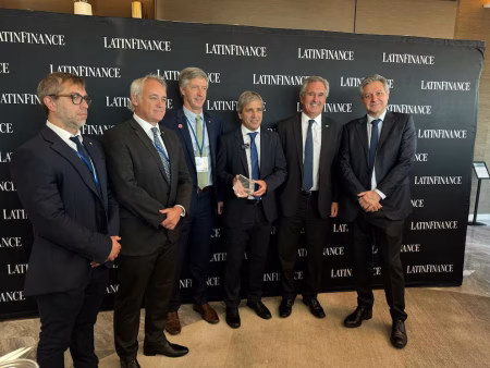 Tras la caída del riesgo país, el Gobierno acelera la negociación con bancos para conseguir un préstamo de USD 2.700 millones imagen-8