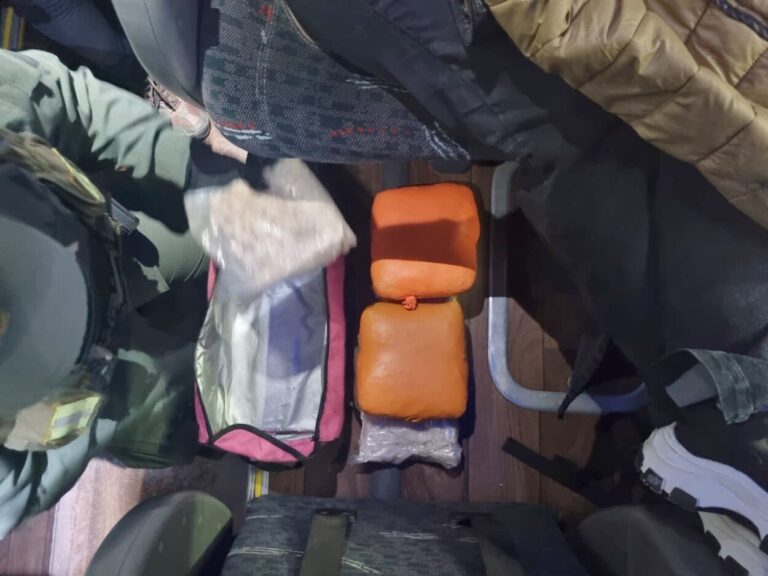 En Corrientes detienen un micro que salió de Puerto Iguazú con destino a Buenos Aires y secuestran éxtasis, cocaína y marihuana imagen-30