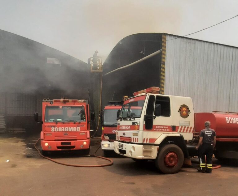 Siete dotaciones de bomberos trabajan en extinguir el incendio en una empresa yerbatera de Oberá imagen-45