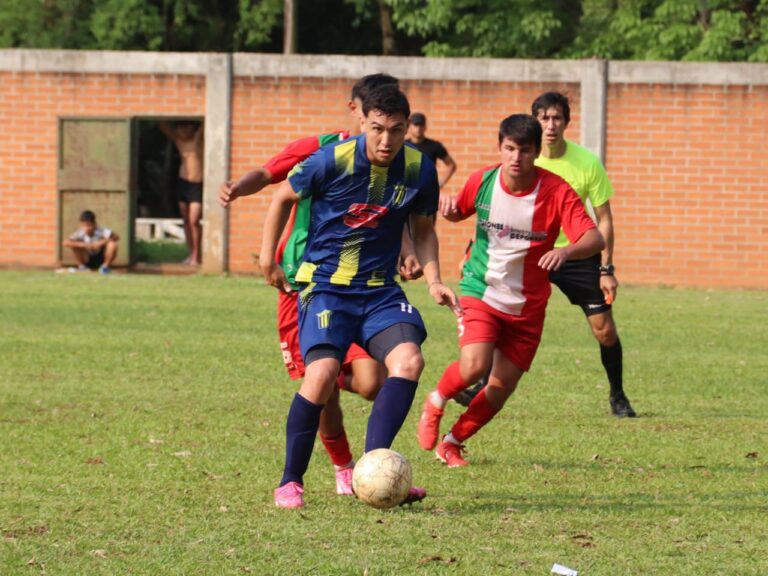Fútbol posadeño: los líderes no ganaron y lo aprovecharon sus perseguidores imagen-36