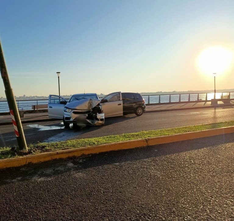 Despistó su auto y chocó contra un poste de luz en la avenida Costanera imagen-36