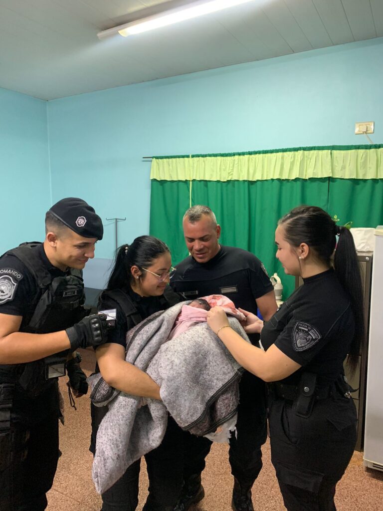 Patrulla policial asistió a una embarazada que dio a luz en su casa imagen-19