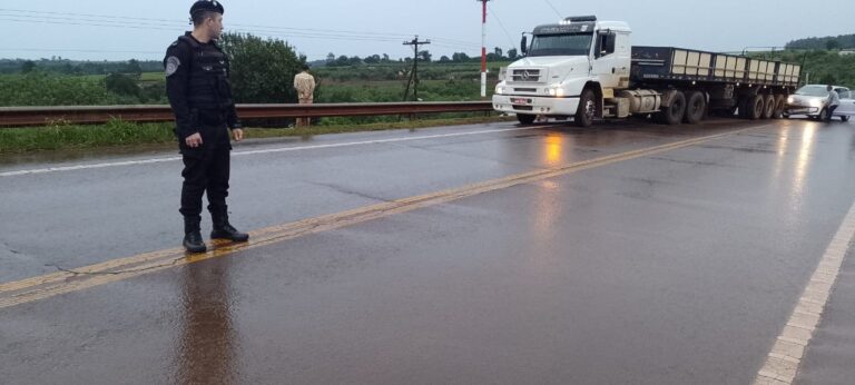 Automóvil colisionó contra un camión varado en medio de la Ruta Nacional 14 imagen-6