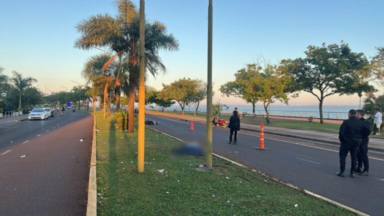 Un motociclista falleció tras colisionar contra un poste en la costanera de Posadas imagen-22