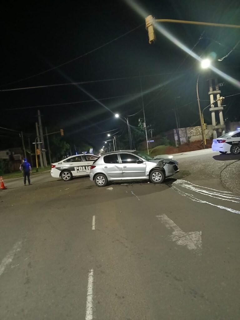 Colisión vehicular en cruce de avenidas posadeñas imagen-36