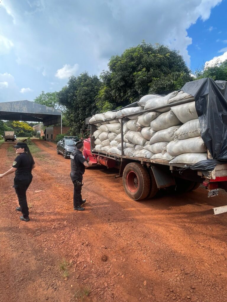 Detuvieron a dos hombres cuando intentaban vender 6 toneladas de yerba robada a un colono imagen-9