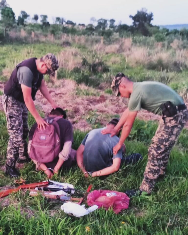 Policías arrestaron a dos hombres armados por intento de robo de ganado en Paraje Pindapoy imagen-47