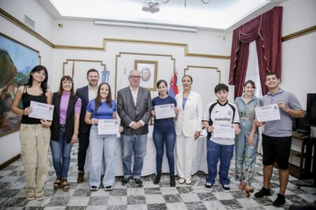 Passalacqua entregó becas «Andrés Guacurarí» a estudiantes misioneros Passalacqua entregó becas "Andrés Guacurarí" a estudiantes misioneros imagen-10