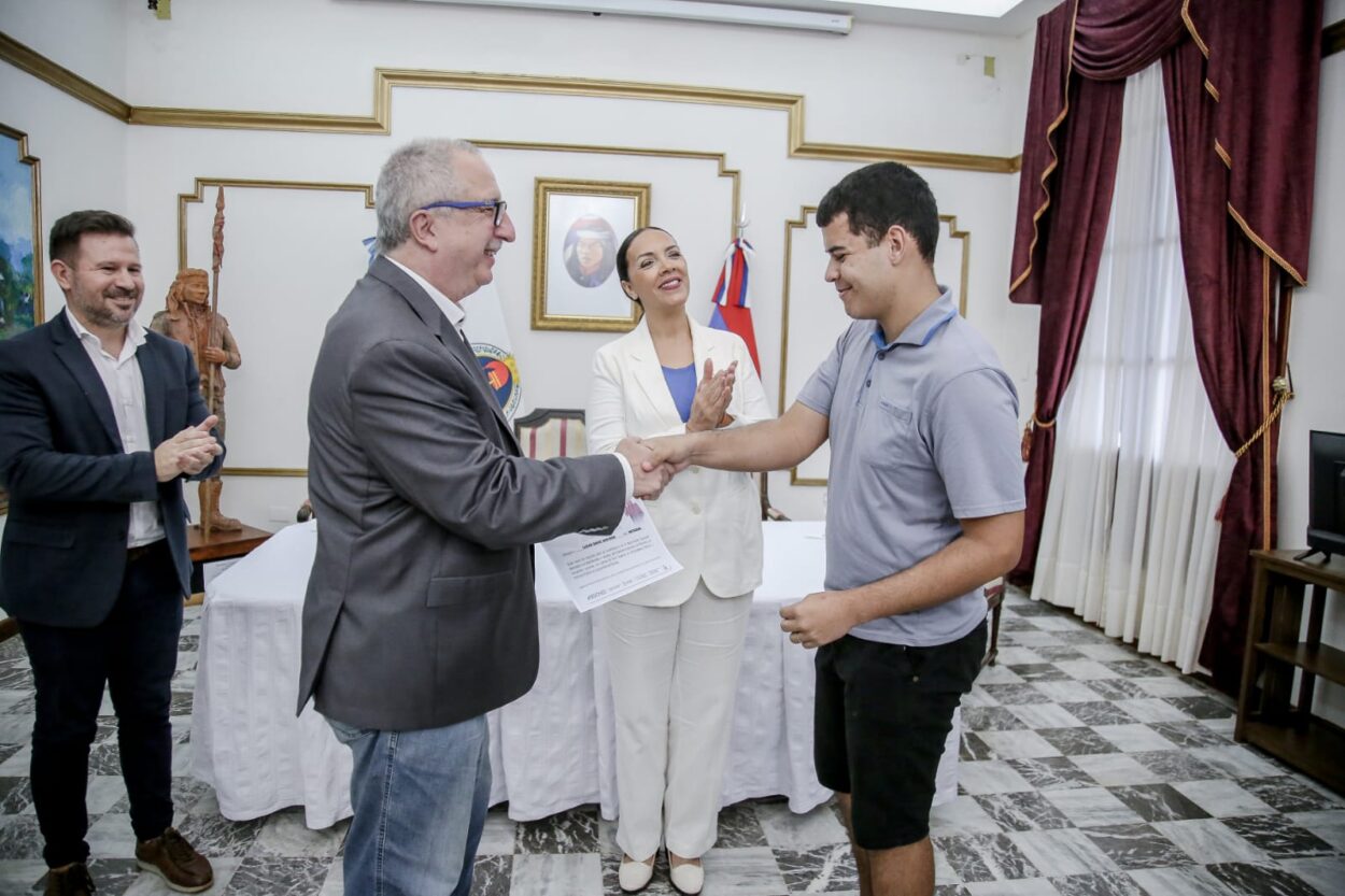 Passalacqua entregó becas "Andrés Guacurarí" a estudiantes misioneros imagen-2