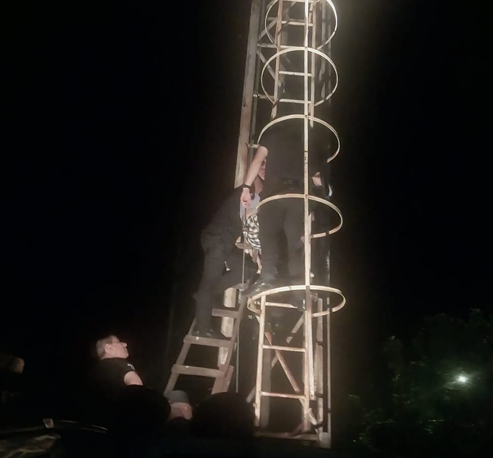 Adolescente se subió a una torre de 5 metros y se negaba a bajar, fue resguardada por la policía imagen-2