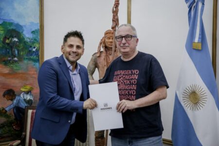 Passalacqua recibió al diseñador misionero Toñanez y reconoció su contribución a la moda local y al posicionamiento de Misiones en el mercado mundial de la seda imagen-6