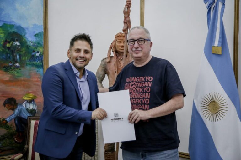 Passalacqua recibió al diseñador misionero Toñanez y reconoció su contribución a la moda local y al posicionamiento de Misiones en el mercado mundial de la seda imagen-49