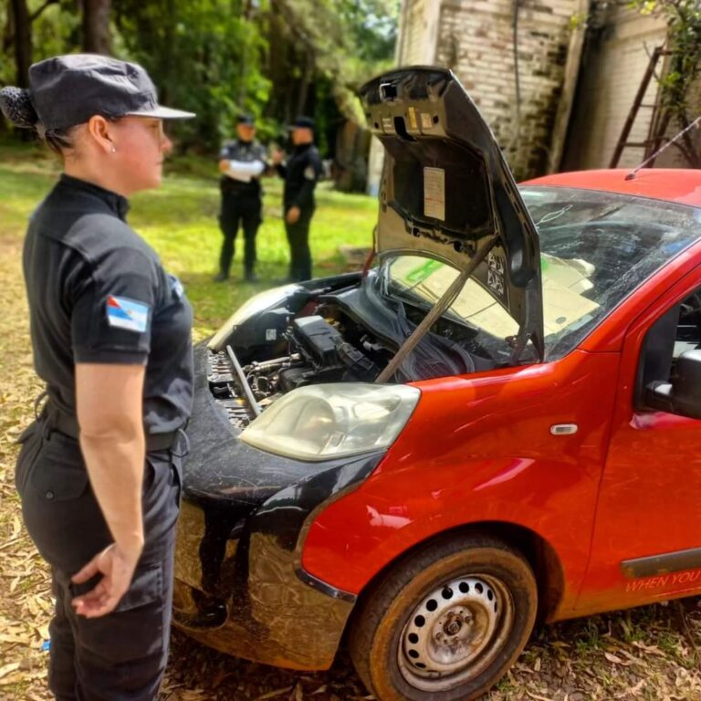 Policías secuestraron un vehículo robado cargado con 13 mil atados de cigarrillos de contrabando imagen-29