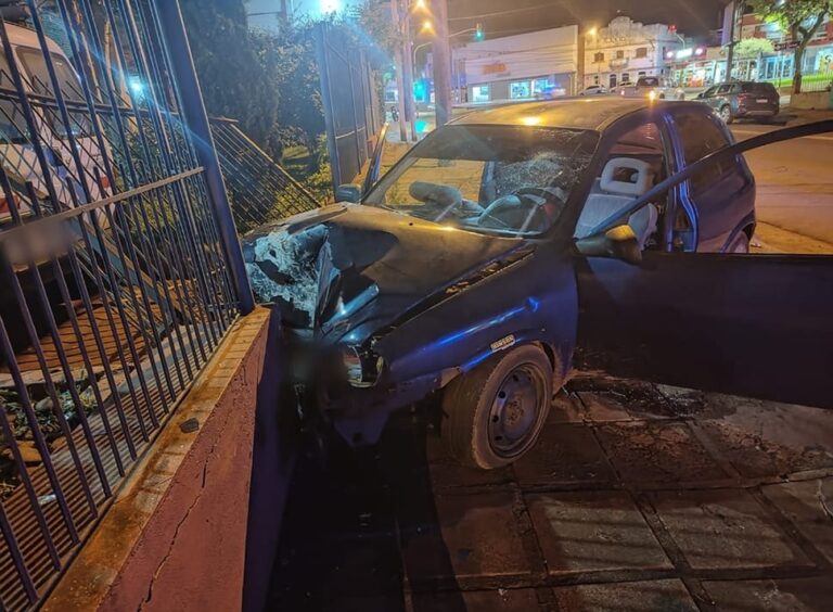 Alcoholizado chocó una casa, abandonó a su acompañante y terminó preso imagen-22