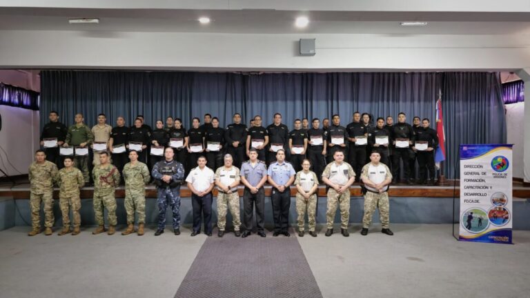 Misiones cuenta con 70 nuevos instructores nacionales en el área de defensa policial imagen-43