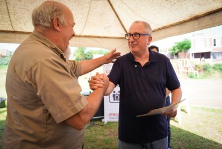"Como servidores públicos, nuestra misión es contribuir a que cada persona sea un poco más feliz cada día", dijo Passalacqua en entrega de títulos de propiedad a 76 familias de Posadas imagen-1