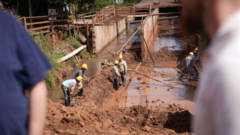 El Gobernador supervisó obra troncal que garantizará agua potable a más de 25 barrios de Oberá imagen-24