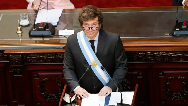 La imagen positiva de Milei cae al 42,2% mientras la desaprobación alcanza el 46,2% imagen-20