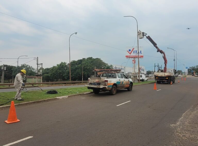 Avanza obra de alumbrado público en el puente sobre el arroyo Zaimán imagen-11